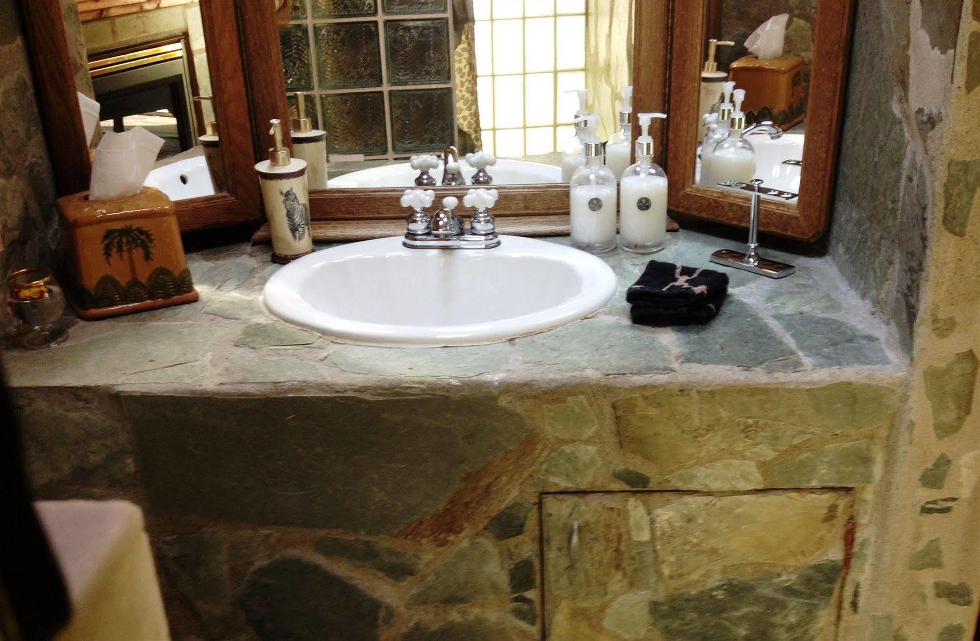 The Stone Hedge Bed And Breakfast Richmond Extérieur photo
